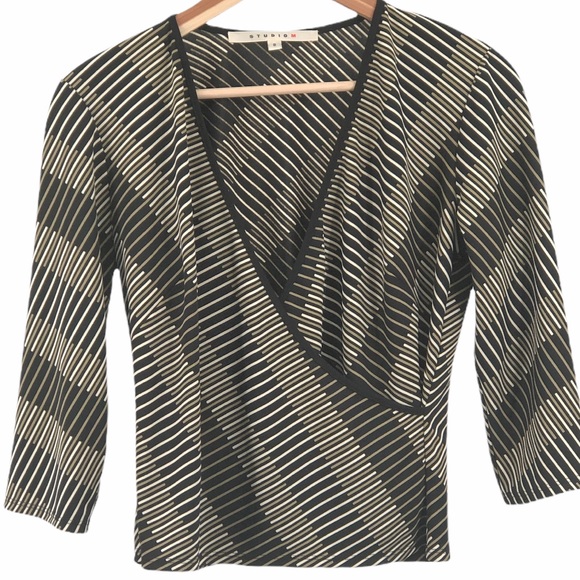 - Studio M Size S Women’s Surplice Top - Picture 1 of 6
